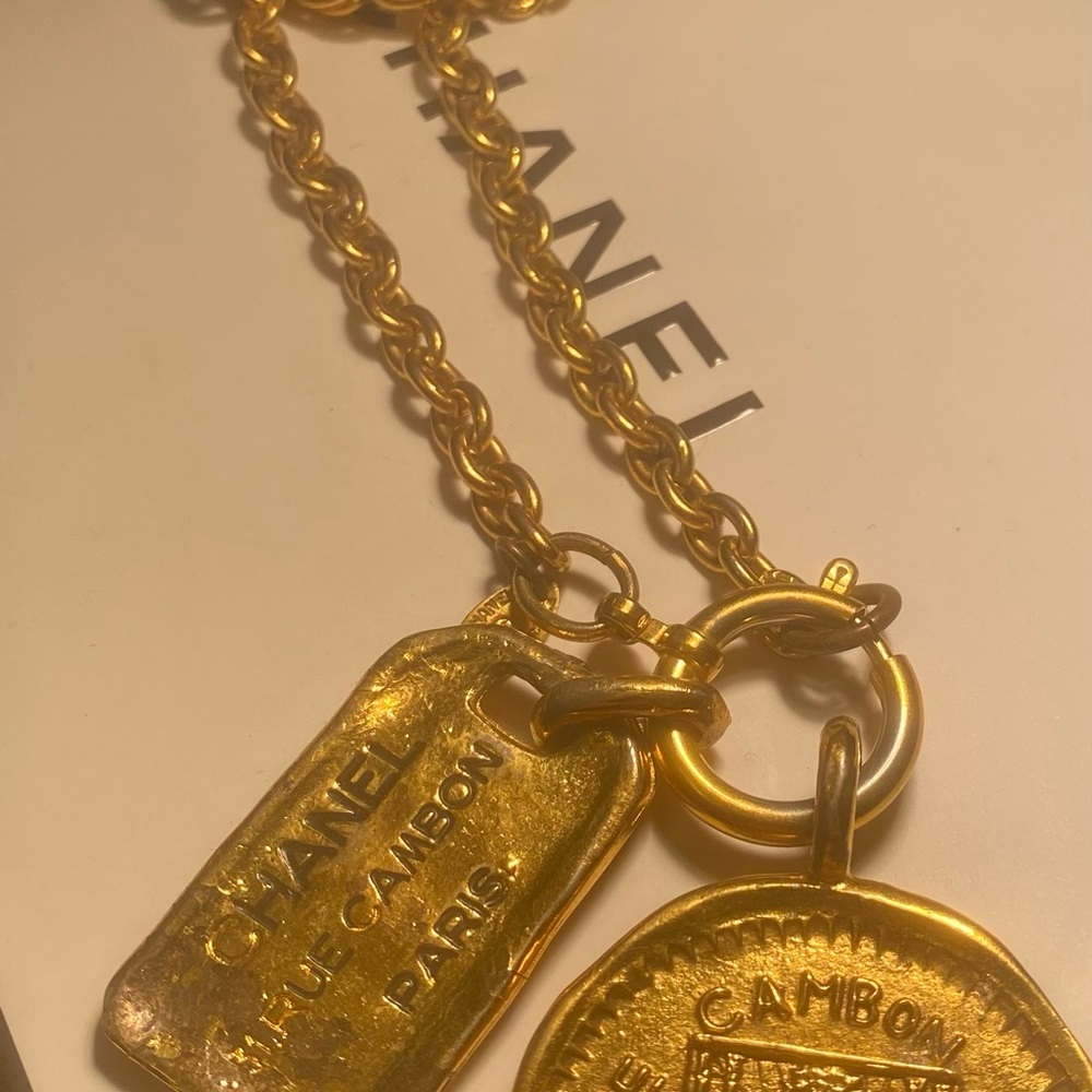 Vintage CHANEL 31 Rue Cambon Multi-Charm Medallion Pendant Necklace Gold - Picture 7 of 10